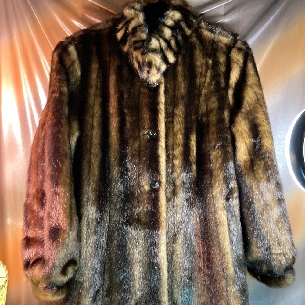 Vintage‎ 90’s brown faux fur coat with silk lining. 44” chest bag C